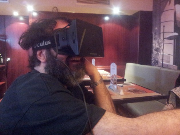 Colossus se prueba las OCULUS en una cafetería