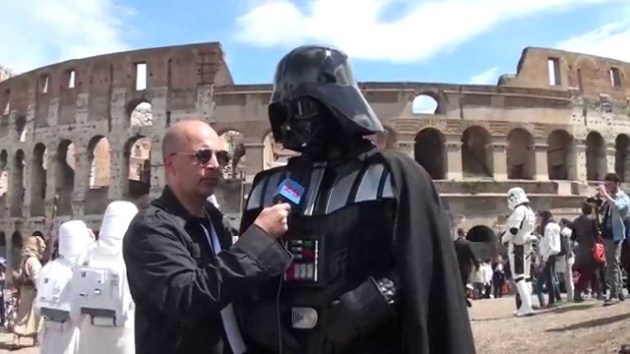 Estos romanos están locos. Imagen capturada de https://www.youtube.com/watch?v=px4RL3_ImV4