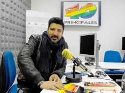 TONI_SENTADO